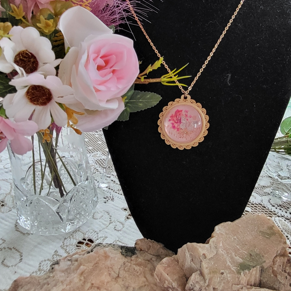 Chic Gold Necklace with Pink Floral Pendant